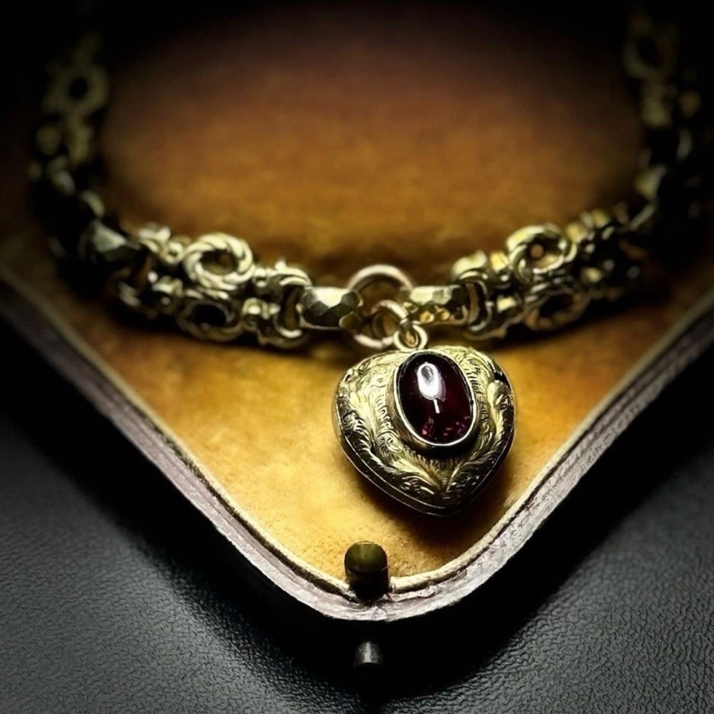 🛑 Sold pending 
Victorian garnet bracelet 9ct/10ct acid tested.
